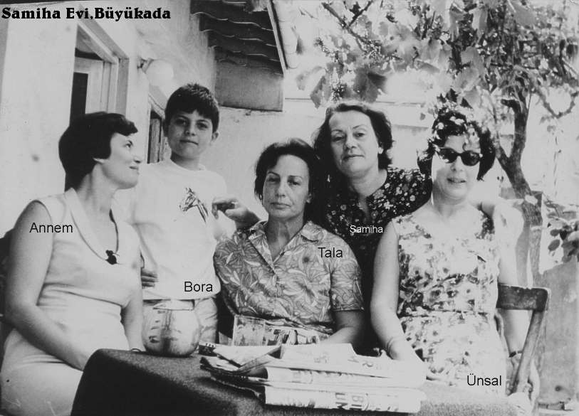 Samiha ve Bizler Evin önünde